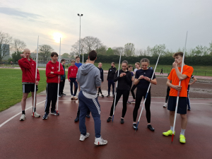 Robin trakteert na ontvangst van beker met lekkers